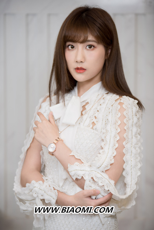 发卡少女倾献春之礼赞 李艺彤恣意挥洒CALVIN KLEIN2020腕表首饰 2.jpg