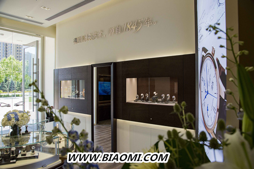 德系高级制表品牌闪耀冰城 格拉苏蒂原创哈尔滨银泰购物中心专卖店正式启幕  2.jpg