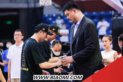 CBA夺冠之夜 姚明为广东队队员佩戴腕表 1.jpg