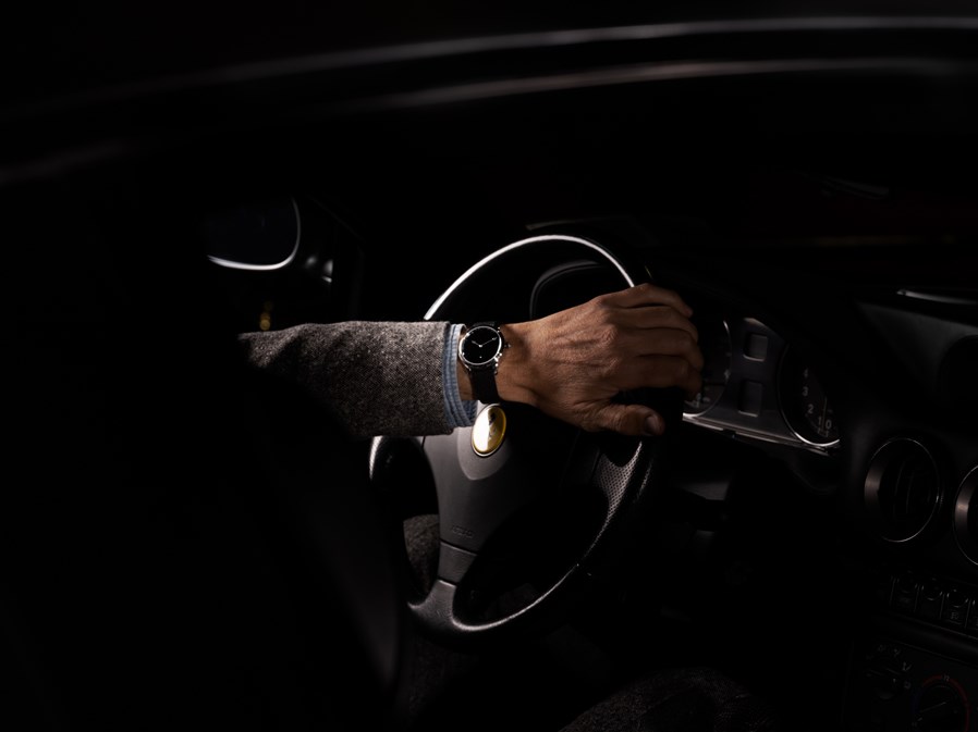 HMoser_1327-1200_Endeavour_Small_Seconds_Total_Eclipse_Lifestyle_Rob_Wrist_Car_副本.jpg