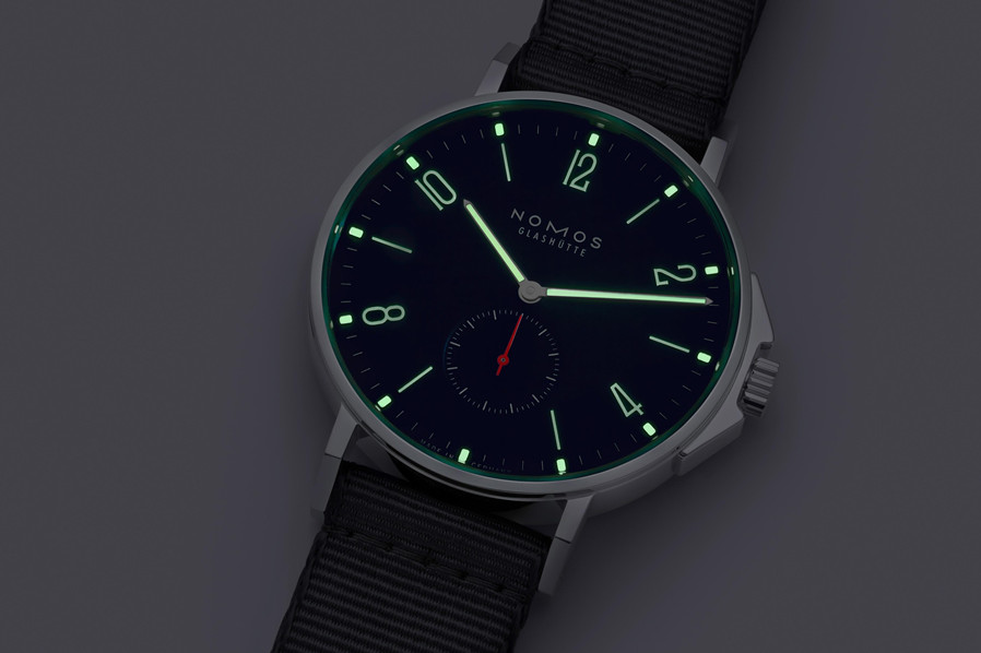 NOMOS Ahoi neomatik Atlantic腕表指针覆有荧光涂层.jpg