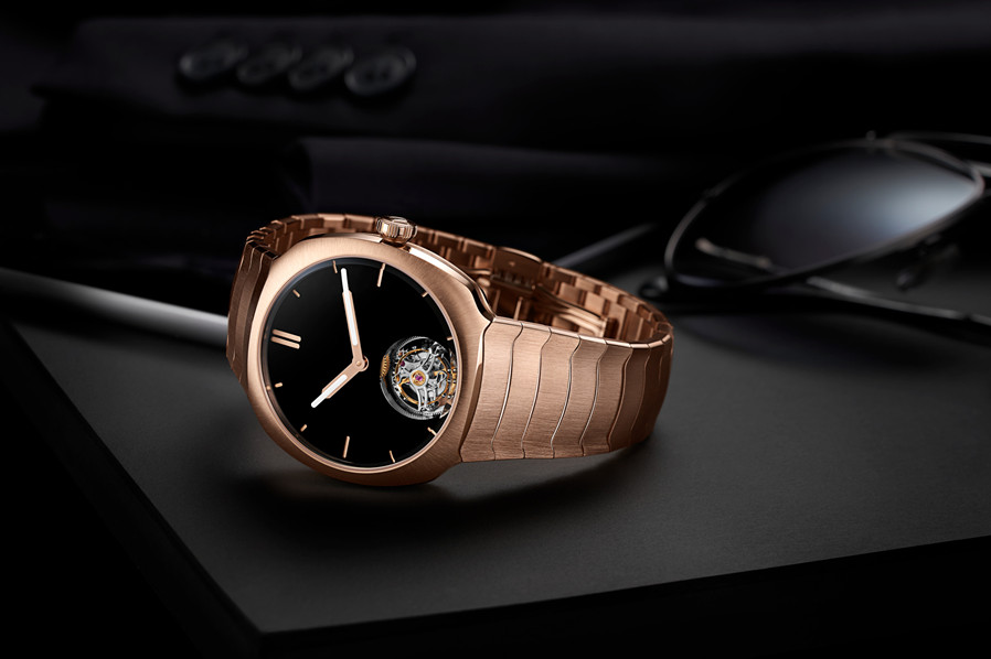 HMoser_6804-0400_Streamliner_Tourbillon_Vantablack_Lifestyle.jpg