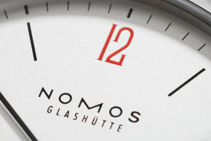 NOMOS Glashütte Tangente 38 – 50 ans de Médecins Sans Frontières特别款腕表的12点时标采用醒目的红色.jpg