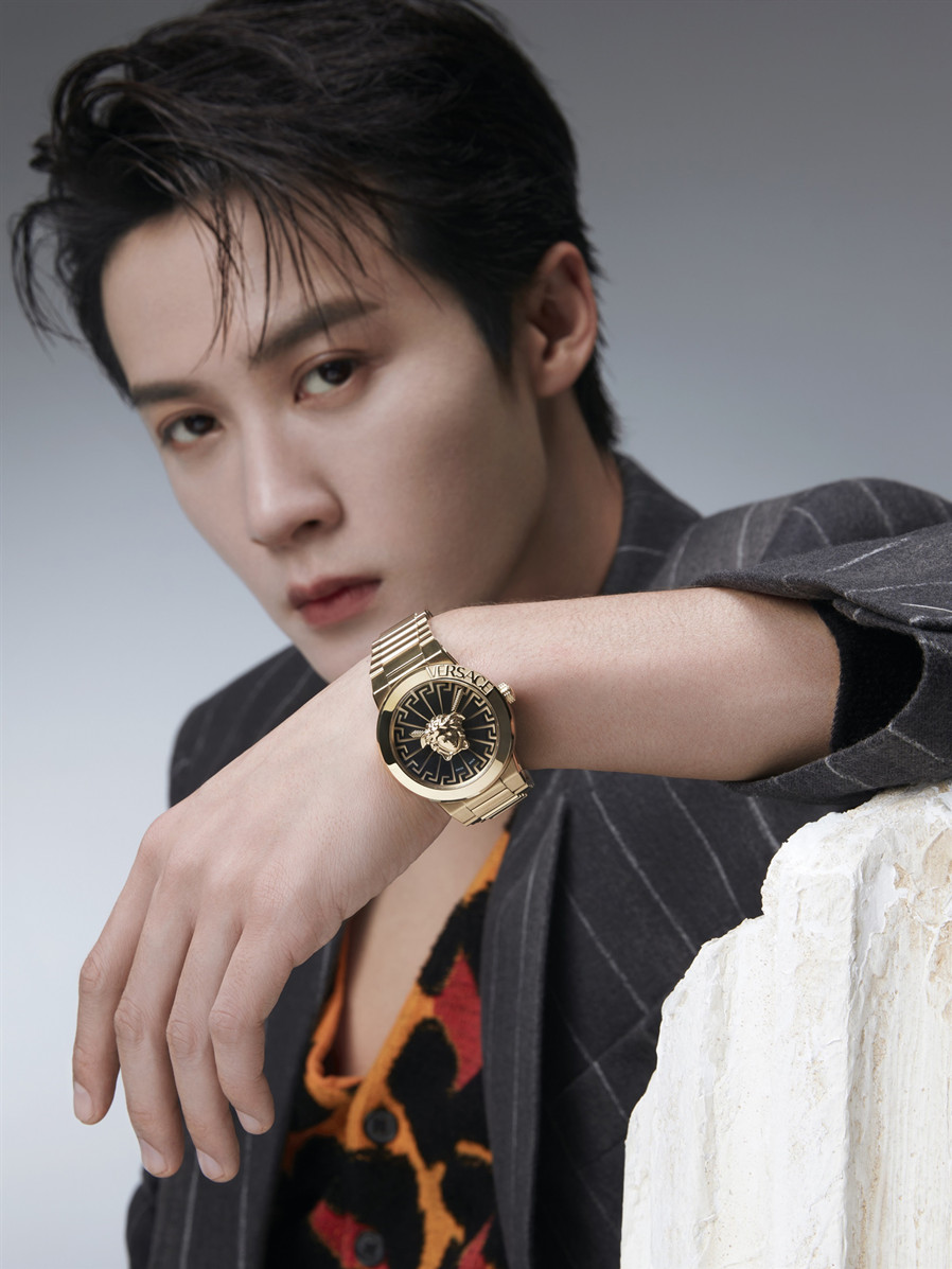 檀健次佩戴范思哲VERSACE 2022秋冬系列 Medusa Infinite 腕表 图1.jpg