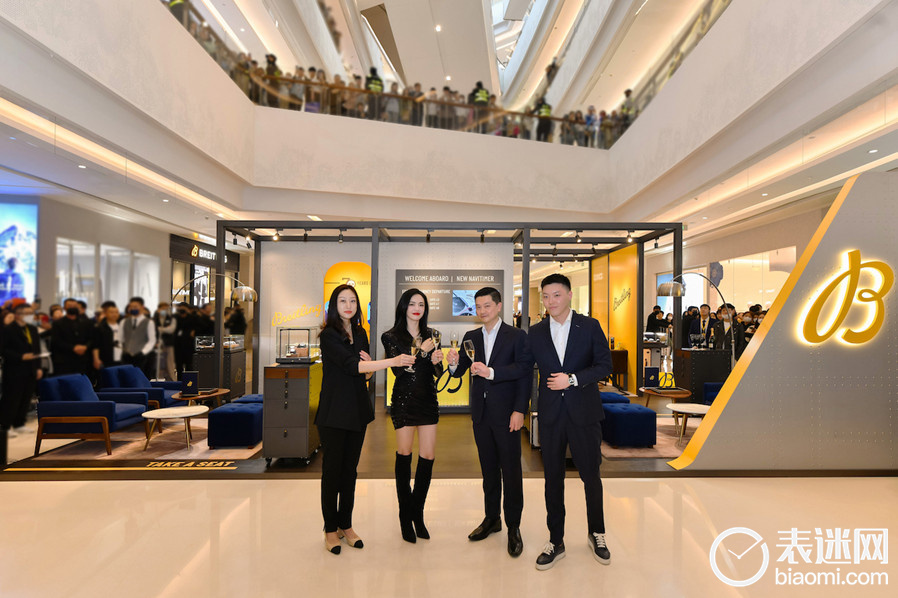 02（图片从左至右分别为）华润万象生活青岛万象城总经理贾蕊女士、百年灵全球代言人姚晨、百年灵中国区总裁李柏庆先生、重庆金士特钟表有限公司总经理刘俞佟先生亲临现场共同为本次开业揭幕的副本.jpg