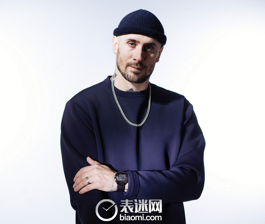 HUBLOT宇舶表品牌大使马克西姆_普莱西娅-布奇（MAXIME PLESCIA-BUCHI）佩戴全新BIG BANG灵魂SANG BLEU刺青全黑腕表.jpg