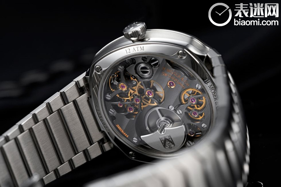 hmoser-6500-1200-streamliner-small-seconds-st-aquablue-lifestyle-caseback-suit-6575df59ebec4.jpg