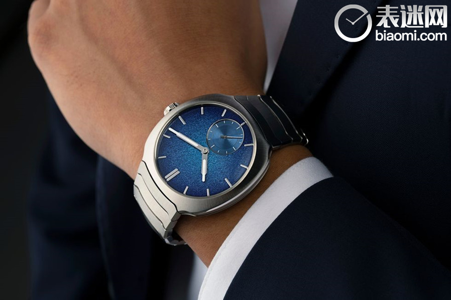 hmoser-6500-1200-streamliner-small-seconds-st-aquablue-lifestyle-wristshot-suit-blue-show-6575df5a24b16.jpg