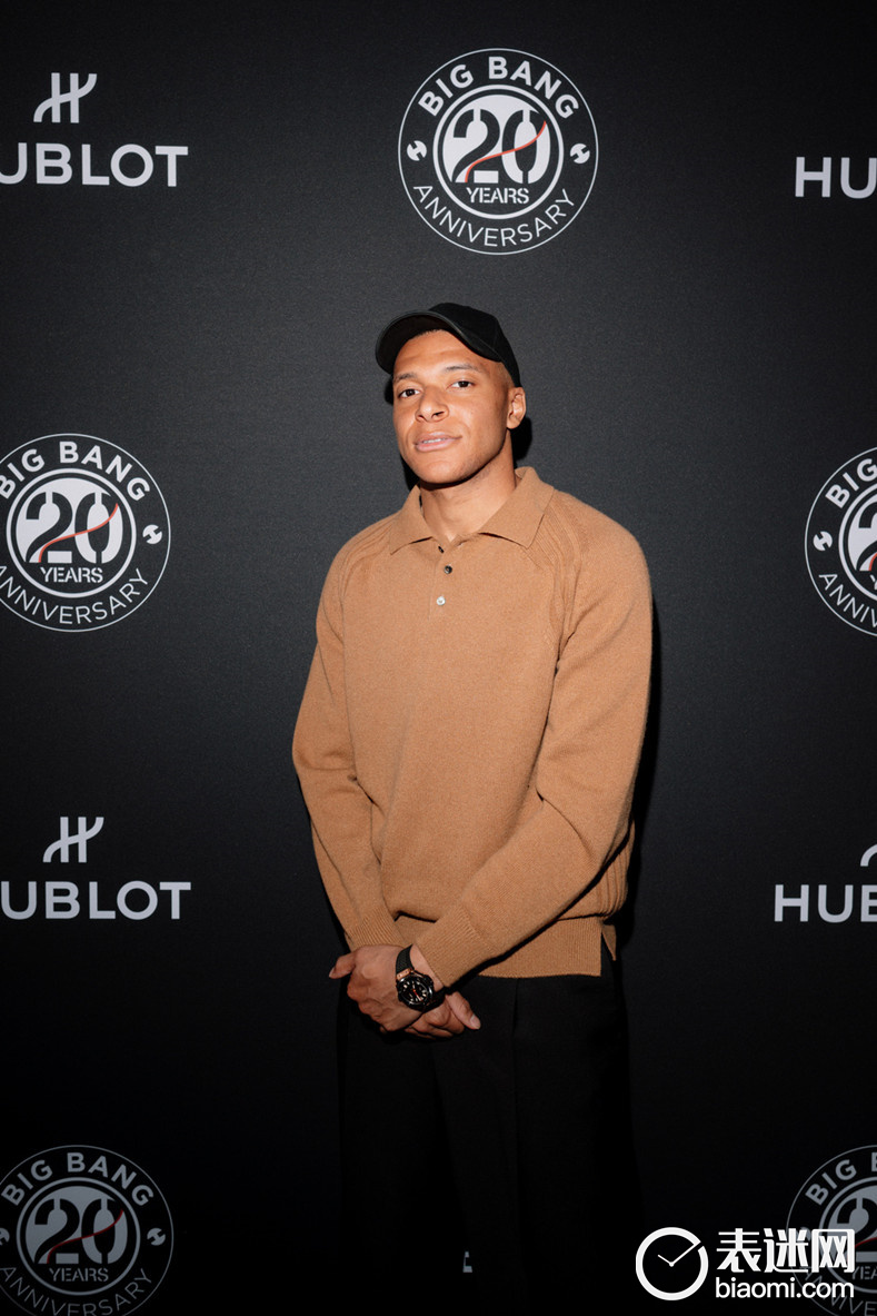HUBLOT宇舶表品牌大使基利安·姆巴佩基利安·姆巴佩（Kylian Mbappé）佩戴BIG BANG系列20周年纪念版王金陶瓷腕表现身BIG BANG之夜.jpg