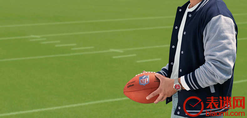 04_百年灵机械计时双时区自动机械腕表40 NFL职业橄榄球大联盟堪萨斯城酋长球队版佩戴图.jpg