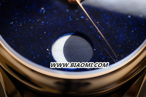 Endeavour Perpetual Moon Concept Aventurine_1801-0402_Lifestyle3_副本.jpg
