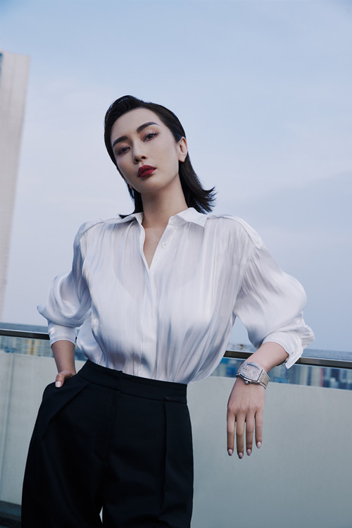 应青蓝佩戴HUBLOT宇舶表BIG BANG灵魂系列米色陶瓷腕表_副本.jpg