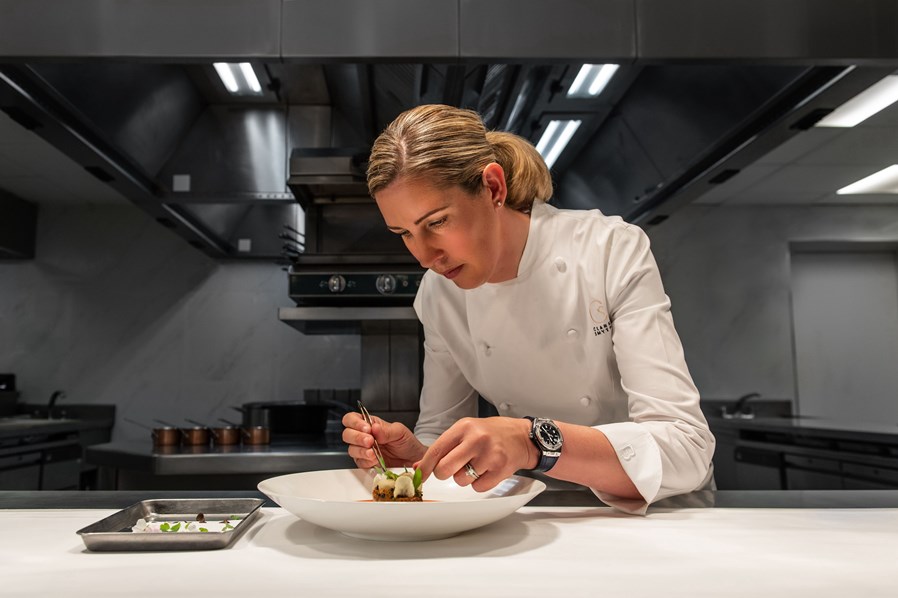 HUBLOT宇舶表品牌好友米其林三星主厨克莱尔·史密斯(Clare Smyth).jpg HUBLOT宇舶表品牌好友米其林三星主厨克莱尔·史密斯(Clare Smyth).jpg