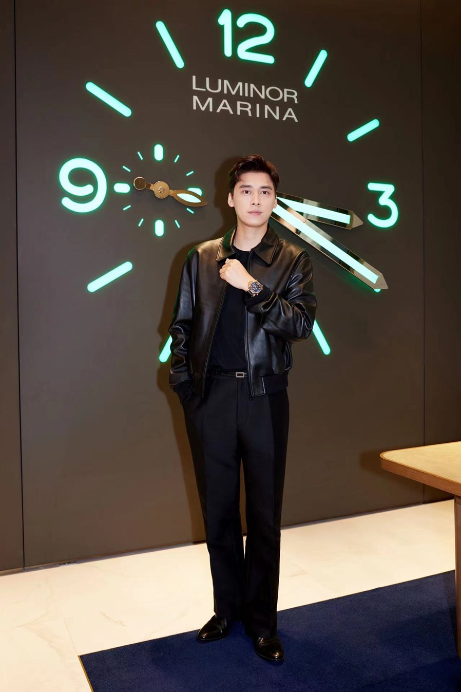 8. 沛纳海全球品牌代言人李易峰佩戴Luminor Chrono庐米诺系列红金计时腕表（PAM01111）_副本.jpg