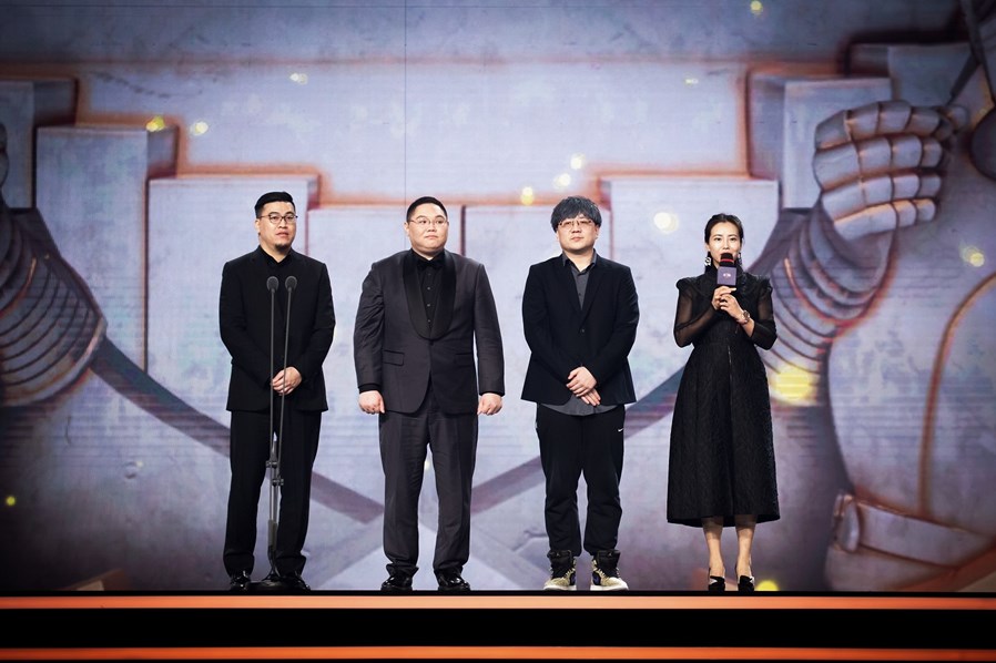 罗杰杜彼中国董事总经理胡可女士为三位名人堂加冕成员赠予王者竞速系列LPL腕表_副本.jpg 罗杰杜彼中国董事总经理胡可女士为三位名人堂加冕成员赠予王者竞速系列LPL腕表_副本.jpg