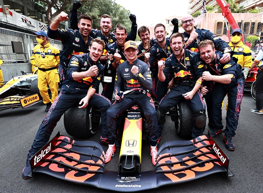 3.TAG Heuer泰格豪雅祝贺红牛车队车手马克斯·维斯塔潘 荣耀加冕F1车手世界冠军_副本.jpg