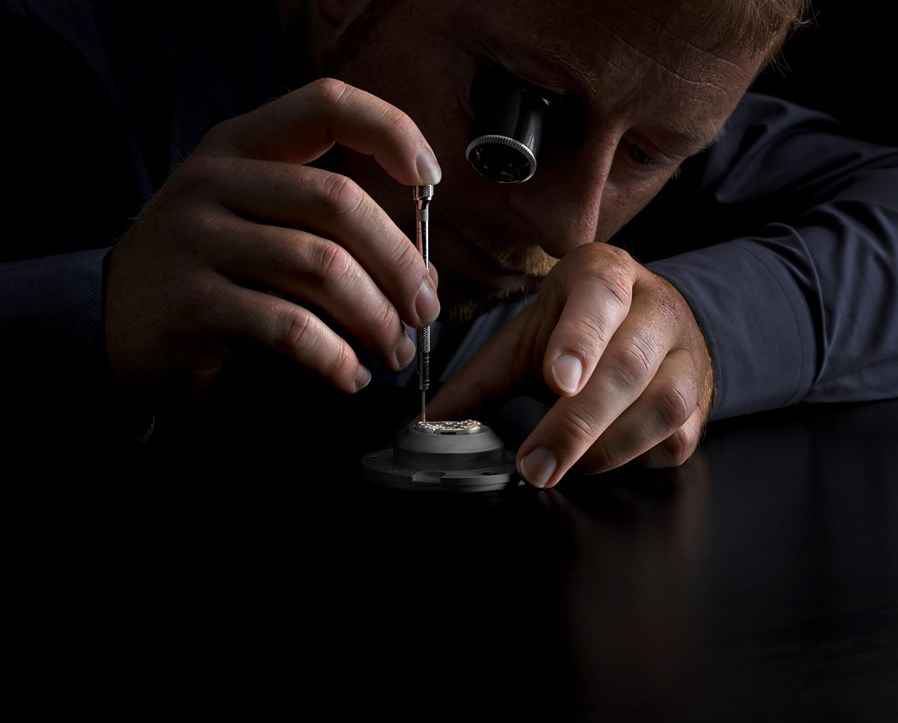 反思的艺术在朗格制表师对机芯的最后组装中得到淋漓尽致的展现_副本.jpg 反思的艺术在朗格制表师对机芯的最后组装中得到淋漓尽致的展现_副本.jpg