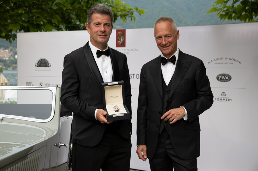 朗格全球总裁Wilhelm Schmid与获奖者Andrew Pisker于古董车展颁奖典礼合影.jpg 朗格全球总裁Wilhelm Schmid与获奖者Andrew Pisker于古董车展颁奖典礼合影.jpg