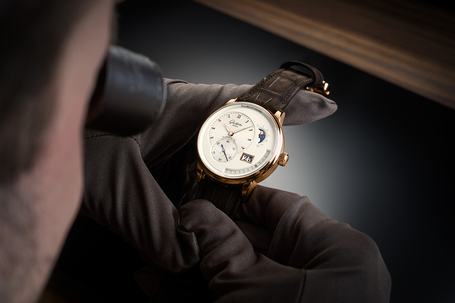 Glashütte Original_PanoMaticCalendar_1-92-09-02-05-62_Reportage 22 Quality control dial side LowRes sRGB_副本.jpg