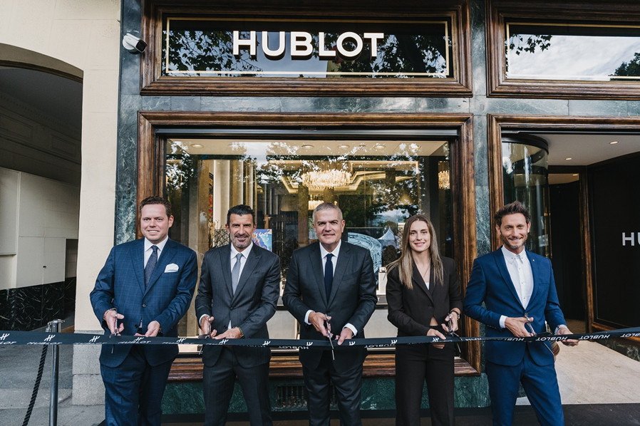 HUBLOT宇舶表首席执行官里卡多·瓜达鲁普（Ricardo+Guadalupe），品牌挚友路易斯·菲戈（Luis+Figo），品牌挚友阿莱克西娅·普特利亚斯（Alexia+Putellas），品牌挚友利奥·苏查德（Lior+Suchard）及Rabat首席执行官乔迪·拉巴特（Jordi+Rabat）出席马德里专卖店剪彩仪.jpg