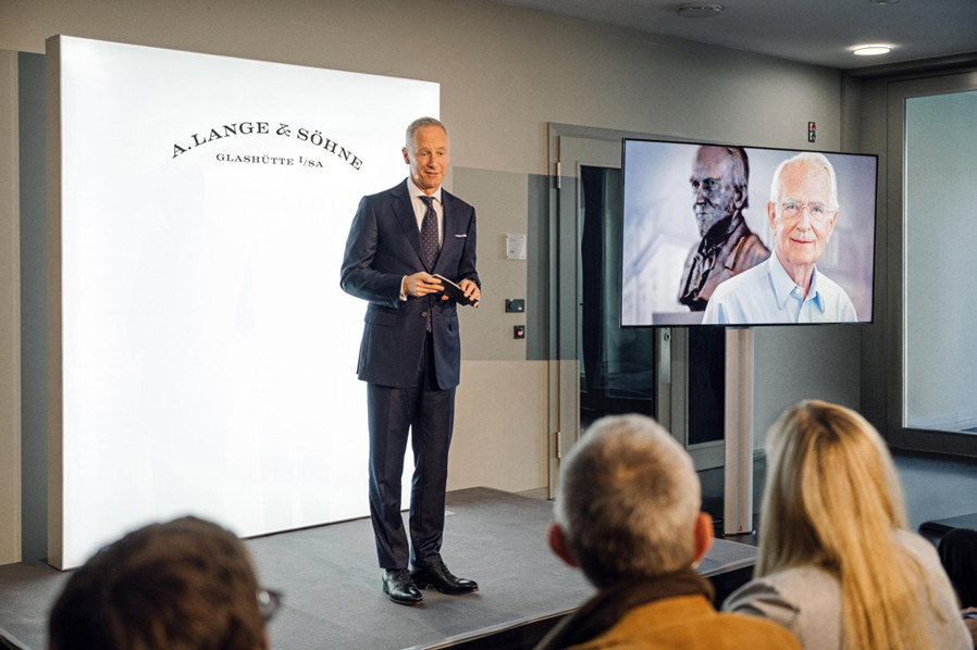 朗格全球总裁Wilhelm Schmid在2022年10月13日的命名仪式上向瓦尔特·朗格致敬.jpg 朗格全球总裁Wilhelm Schmid在2022年10月13日的命名仪式上向瓦尔特·朗格致敬.jpg