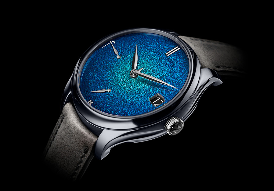 HMoser_1800-2000_Endeavour_Perpetual_Calendar_Tantalum_Blue_Enamel__Detail_B.jpg