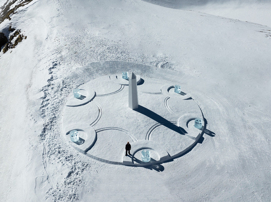 HUBLOT宇舶表品牌大使丹尼尔·阿尔轩（Daniel Arsham）打造Light & Time雪中日晷装置 (2).jpg