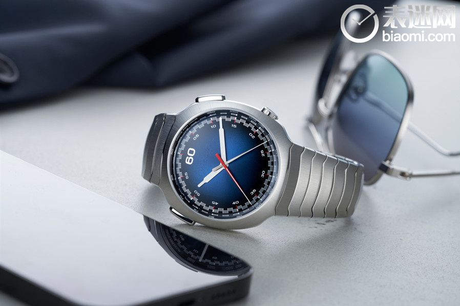 HMoser_6907-1200_Streamliner_Flyback_Chronograph_Funky_Blue_2__Lifestyle_Concrete_Accessories.jpg HMoser_6907-1200_Streamliner_Flyback_Chronograph_Funky_Blue_2__Lifestyle_Concrete_Accessories.jpg