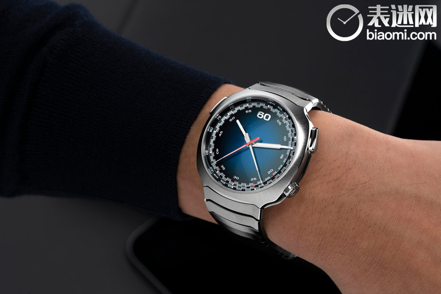 HMoser_6907-1200_Streamliner_Flyback_Chronograph_Funky_Blue_2__Lifestyle_Wristshot_Front.jpg HMoser_6907-1200_Streamliner_Flyback_Chronograph_Funky_Blue_2__Lifestyle_Wristshot_Front.jpg