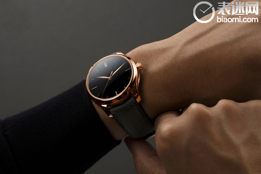 HMoser_1200-0411_Endeavour_Centre_Seconds_RG_Vantablack__Lifestyle_Wristshot_Adjust_副本.jpg