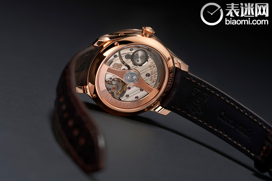 HMoser_1210-0400_Endeavour_Chinese_Calendar_RG_MidnightBlue__Lifestyle_Table_caseback.jpg