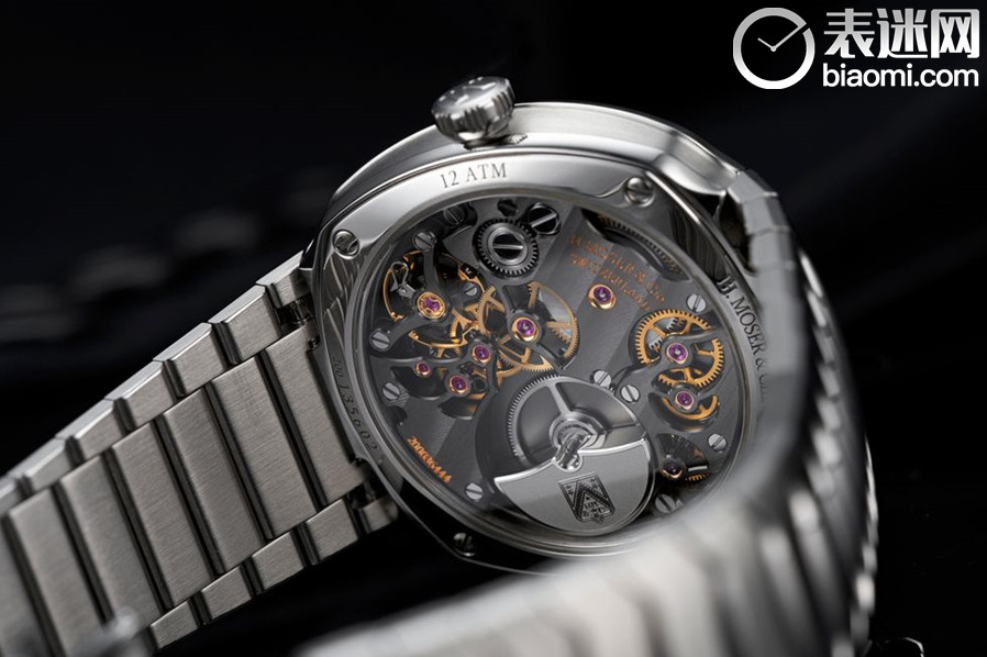 hmoser-6500-1200-streamliner-small-seconds-st-aquablue-lifestyle-caseback-suit-65aeb20804329.jpg