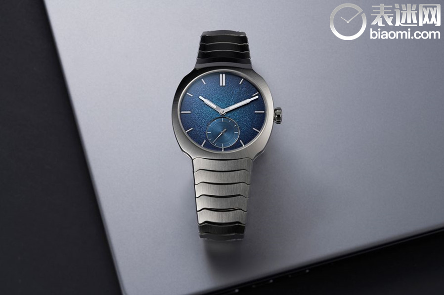 hmoser-6500-1200-streamliner-small-seconds-st-aquablue-lifestyle-grey-laptop-65aeb2080d497.jpg