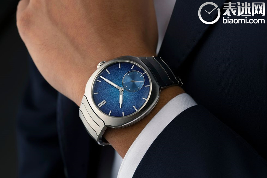 hmoser-6500-1200-streamliner-small-seconds-st-aquablue-lifestyle-wristshot-suit-blue-show-65aeb208212f8.jpg
