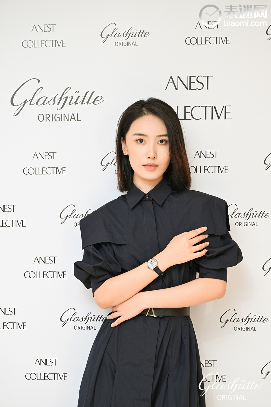 模特佩戴格拉苏蒂原创小夜曲月相腕表，身着ANEST COLLECTIVE 2024春夏系列1.jpg