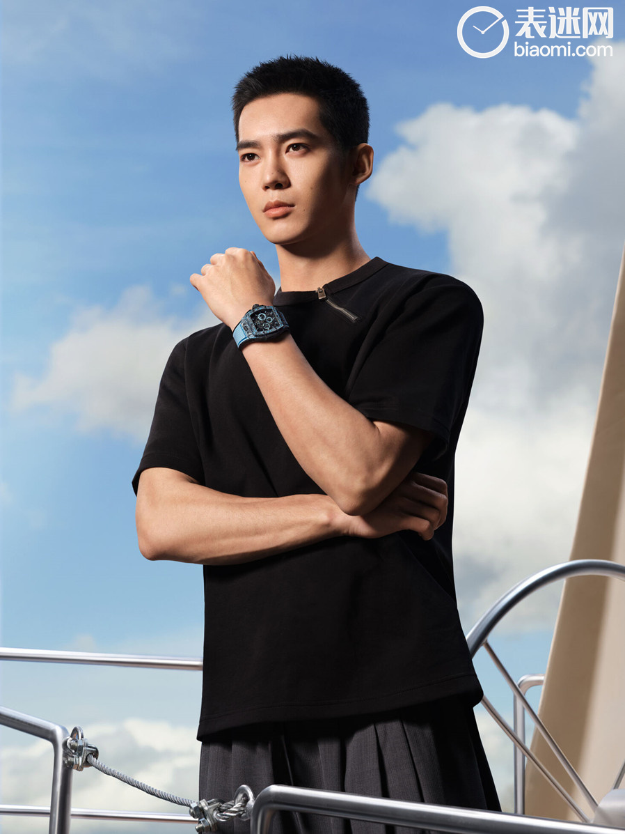 HUBLOT宇舶表品牌大使于适佩戴Big Bang灵魂蓝色碳纤维腕表.jpg HUBLOT宇舶表品牌大使于适佩戴Big Bang灵魂蓝色碳纤维腕表.jpg