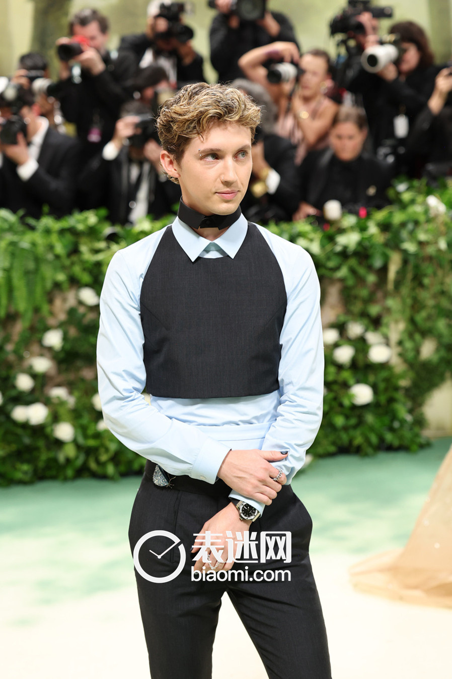 特洛耶·希文(TROYE SIVAN)佩戴HUBLOT宇舶表出席2024 MET GALA.jpg