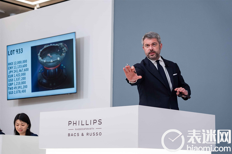 拍卖官Thomas Perazzi（彭伟时）拍出卡地亚水磁浮座钟.jpg