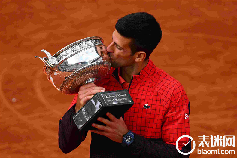 HUBLOT宇舶表品牌大使德约科维奇(Novak Djokovic)佩戴BIG BANG MECA-10蓝色陶瓷腕表.jpg