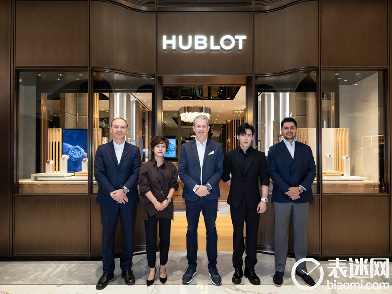 HUBLOT宇舶表全球首席营销官Philippe Tardivel,武汉SKP总经理饶满琳女士（Manlin Rao),宇舶表全球首席商务官Jean-Louis Delamarre及体操世界冠军张博恒 宇舶表大中华区董事总经理乔安立（Omar Choudhary）于宇舶表武汉SKP专卖店合影.jpg