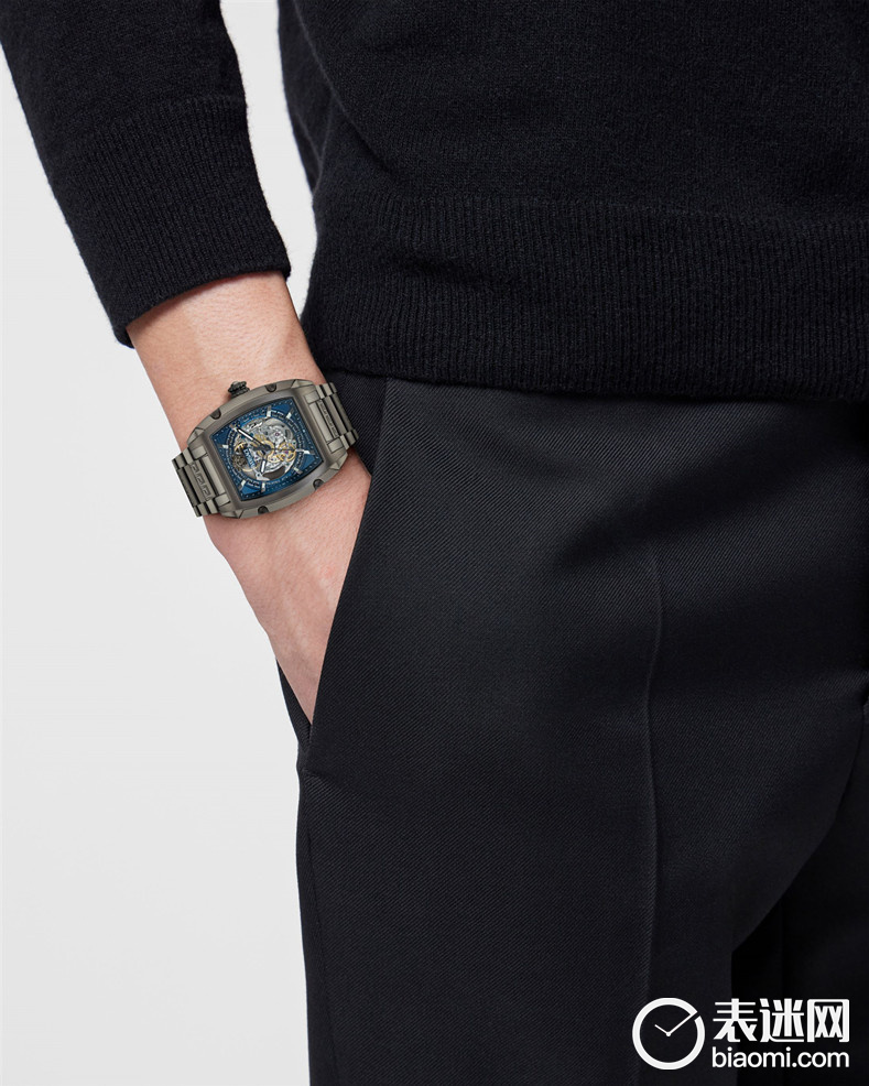 Versace Dominus Skeleton镂空腕表 佩戴图.jpg Versace Dominus Skeleton镂空腕表 佩戴图.jpg