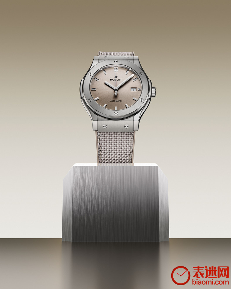 HUBLOT宇舶表经典融合ESSENTIAL灰褐腕表 42MM_情境图.jpg