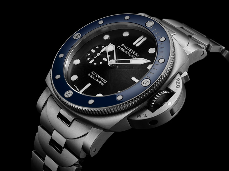 沛纳海推出全新Submersible 潜行系列PAM01756潜水腕表：44毫米表壳搭配金属表链，高对比度表盘无日期显示，诠释功能性设计精髓